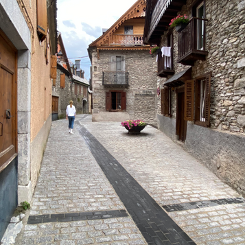 Improvement and new urbanization of Major Street, deth Saut Street, saut deth Culot square, and the road section between Plaça dera Pica and the travessia deth Saut, in Salardú