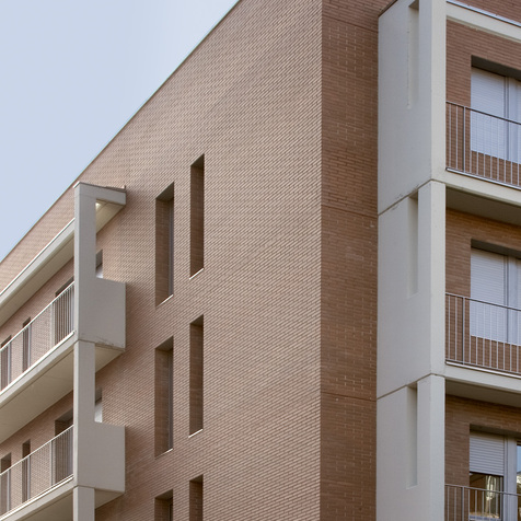 Edificio residencial plurifamiliar de 28 viviendas, locales comerciales y aparcamiento, ubicado en la Via Júlia, en Barcelona