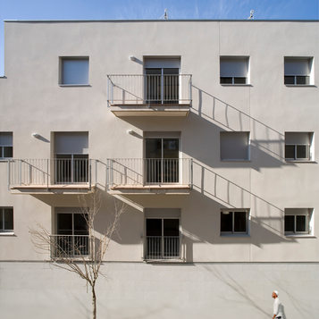Edifici plurifamiliar residencial de 22 habitatges, situat al sector Torrent de la Font IV, a Badalona