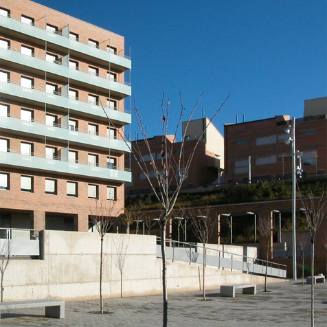 Conjunto residencial plurifamiliar de 152 viviendas, locales comerciales, aparcamiento y proyecto de urbanización de su parque, en el sector PP5, en Manresa