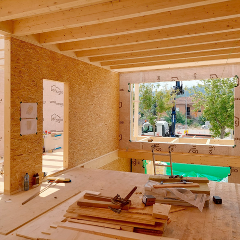 Construcció amb panells de fusta d'una casa unifamiliar a Begues