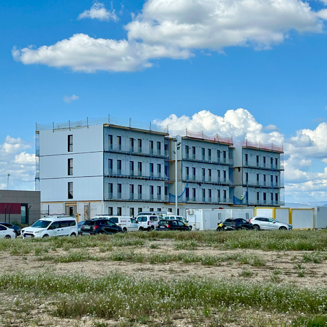 Finalització de la col·locació dels 44 mòduls industrialitzats de l'edifici residenical del Campus de formació a Alguaire